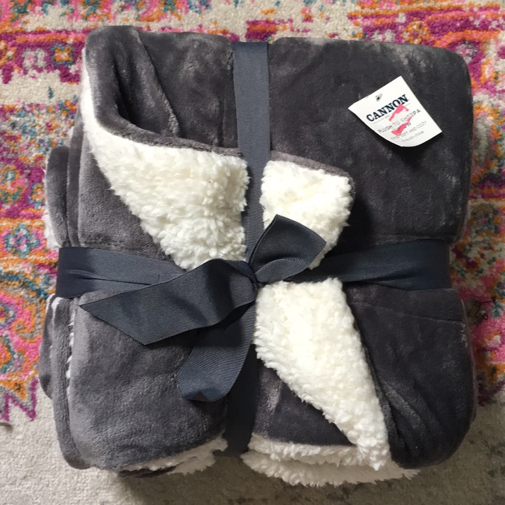 BRAND NEW Plush to Sherpa Throw